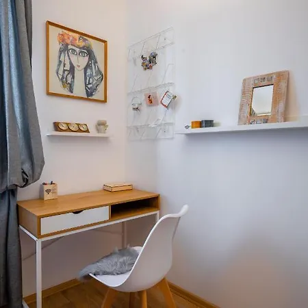 Modern 2bd Flat With Prime Location And Workspace By Flat Mаnager 公寓