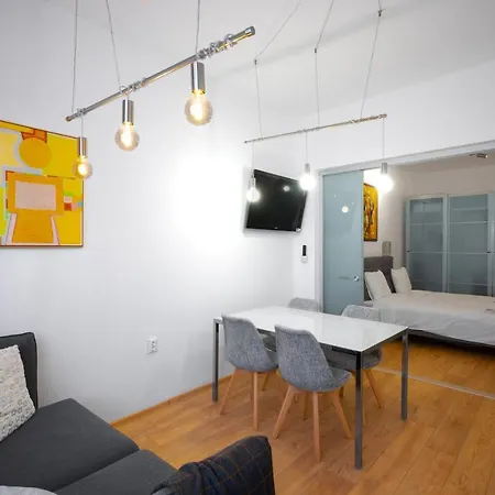 Modern 2bd Flat With Prime Location And Workspace By Flat Mаnager Apartmán