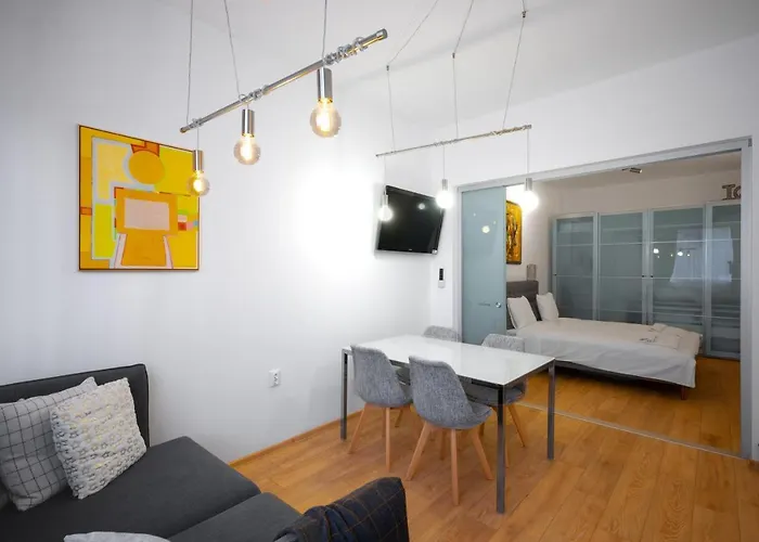 Modern 2bd Flat With Prime Location And Workspace By Flat Mаnager דירה
