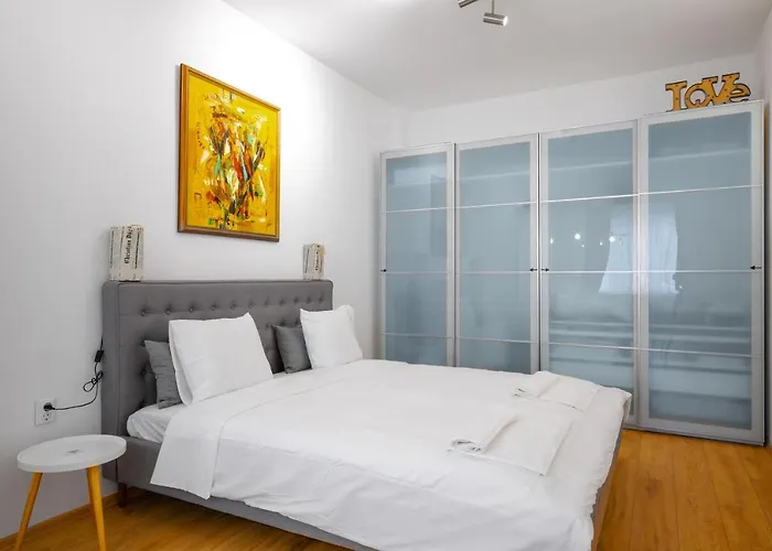 Апартамент Modern 2bd Flat With Prime Location And Workspace By Flat Mаnager