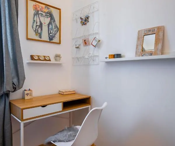 Modern 2bd Flat With Prime Location And Workspace By Flat Mаnager Lejlighed